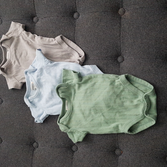 Gymboree Newborn bodysuits bundle - Picture 1 of 2